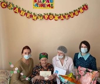 8 марта жительница Злынковского района, труженица тыла Матрёна Антоновна Морозова отметила двойной праздник - Международный Женский День и своё 95-летие
