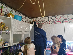 В Комаричском районе продолжается работа по установке пожарных дымовых извещателей (АДПИ) в жилых домах многодетных семей