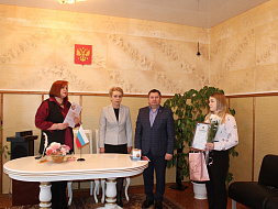 Кристине Горбачевой вручили сертификат на областной материнский капитал