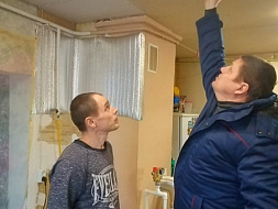 В Комаричском районе продолжается работа по установке пожарных дымовых извещателей (АДПИ) в жилых домах многодетных семей