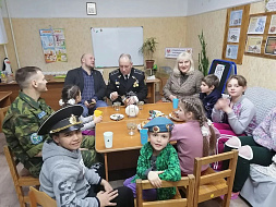 Председатель «Союза десантников» Василий Коробков ,  заместитель председателя «Морского братства» Владимир Филинков и член «Союза десантников»  Корев Денис Иванович  пришли в гости к воспитанникам Центра социальной помощи семье и детям Дятьковского района