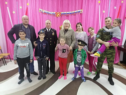 Председатель «Союза десантников» Василий Коробков ,  заместитель председателя «Морского братства» Владимир Филинков и член «Союза десантников»  Корев Денис Иванович  пришли в гости к воспитанникам Центра социальной помощи семье и детям Дятьковского района