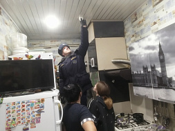 В Комаричском районе продолжается работа по установке пожарных дымовых извещателей (АДПИ) в жилых домах многодетных семей